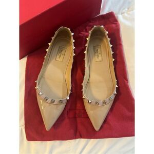VALENTINO GARAVANI PATENT ROCKSTUD BALLET FLAT 37.5 POUDRE